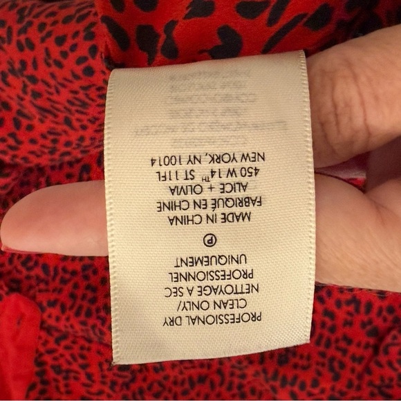 Alice + Olivia silk animal print long sleeve button down blouse collared v neck - Picture 4 of 5